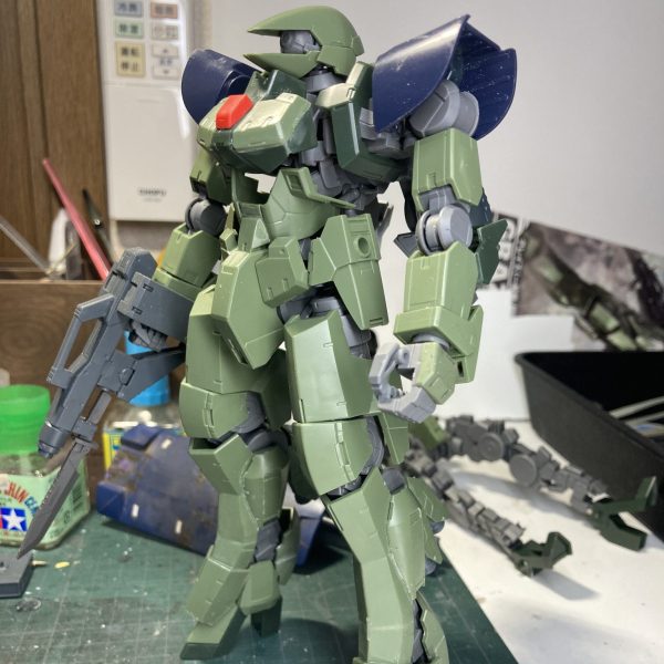 1/100グレイズ進捗②足首まわりに装甲追加、腿から足先までのラインがつながるように修正しました。　　　　　　　バーニアも追加。グレイズアインの時から「同じパーツをつなげて使う」が癖付いてるようです。胸アーマーの下部が空いたのが気になったので、肘に取り付けた元二の腕装甲をカットした破片でカバー。肩まわりの他、腕の長さも気になりだしたのでもう少しいじりたいと思います。（1枚目）