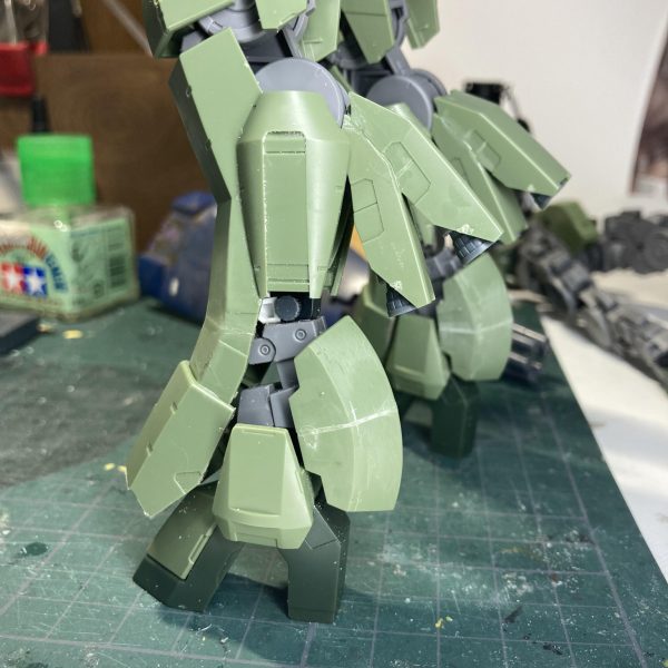 1/100グレイズ進捗②足首まわりに装甲追加、腿から足先までのラインがつながるように修正しました。　　　　　　　バーニアも追加。グレイズアインの時から「同じパーツをつなげて使う」が癖付いてるようです。胸アーマーの下部が空いたのが気になったので、肘に取り付けた元二の腕装甲をカットした破片でカバー。肩まわりの他、腕の長さも気になりだしたのでもう少しいじりたいと思います。（2枚目）