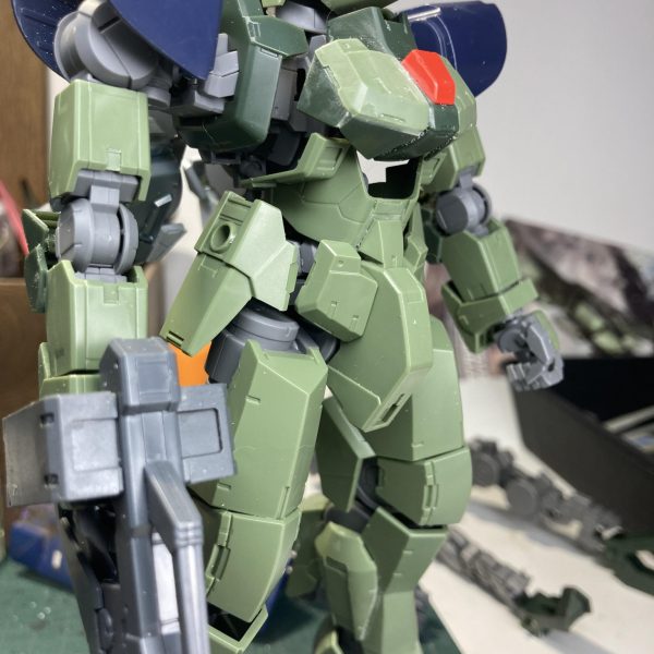 1/100グレイズ進捗②足首まわりに装甲追加、腿から足先までのラインがつながるように修正しました。　　　　　　　バーニアも追加。グレイズアインの時から「同じパーツをつなげて使う」が癖付いてるようです。胸アーマーの下部が空いたのが気になったので、肘に取り付けた元二の腕装甲をカットした破片でカバー。肩まわりの他、腕の長さも気になりだしたのでもう少しいじりたいと思います。（3枚目）