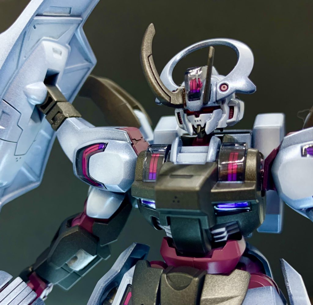 角を片方だけダリルバルデのものを使用してアシンメトリーなお顔に。