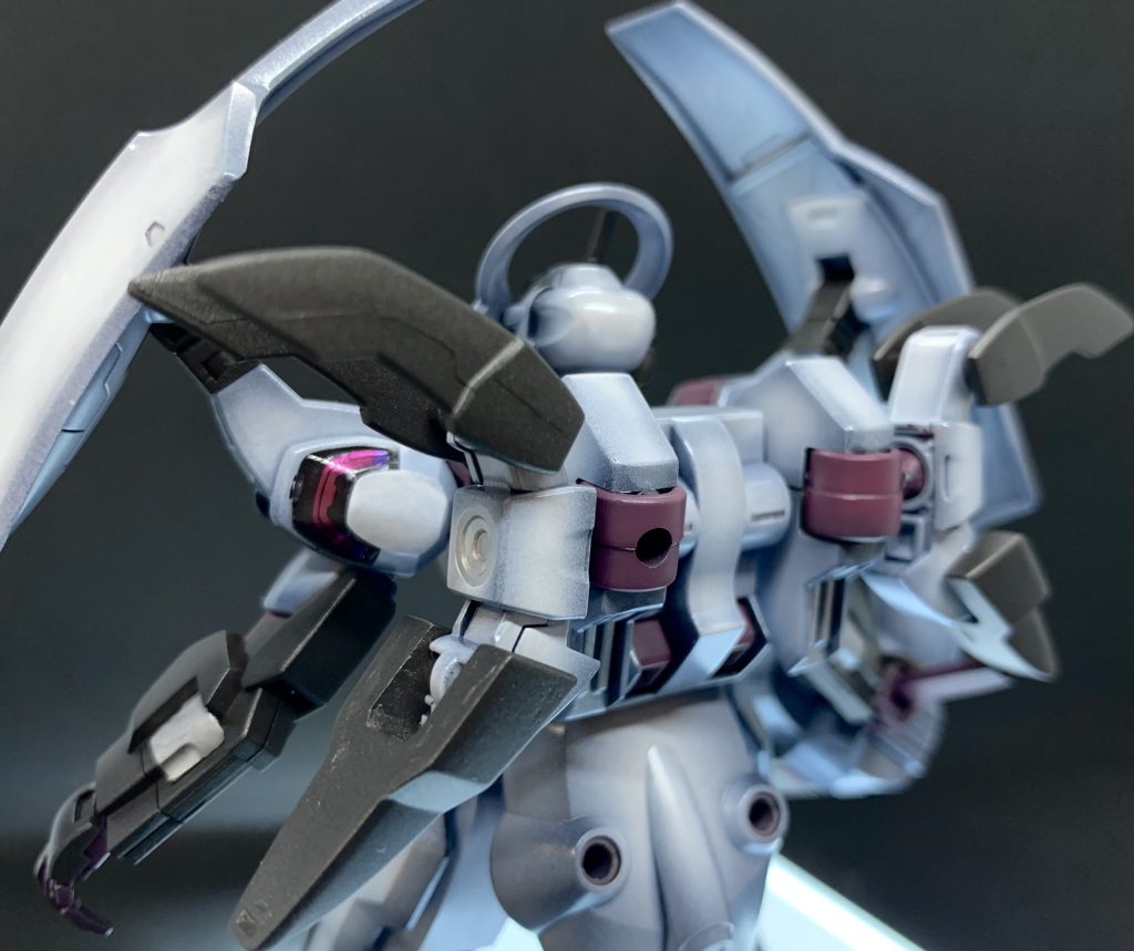 背中にボールジョイントを付けてダリルバルデのシャクルクロウを付け外し可能にして小さな翼の形態に。