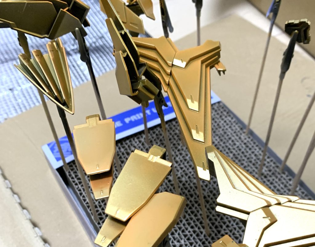 複数の色を塗り重ね、さらにトパーズゴールドを重ねたことによって角度で色合いが変わる感じに塗れました