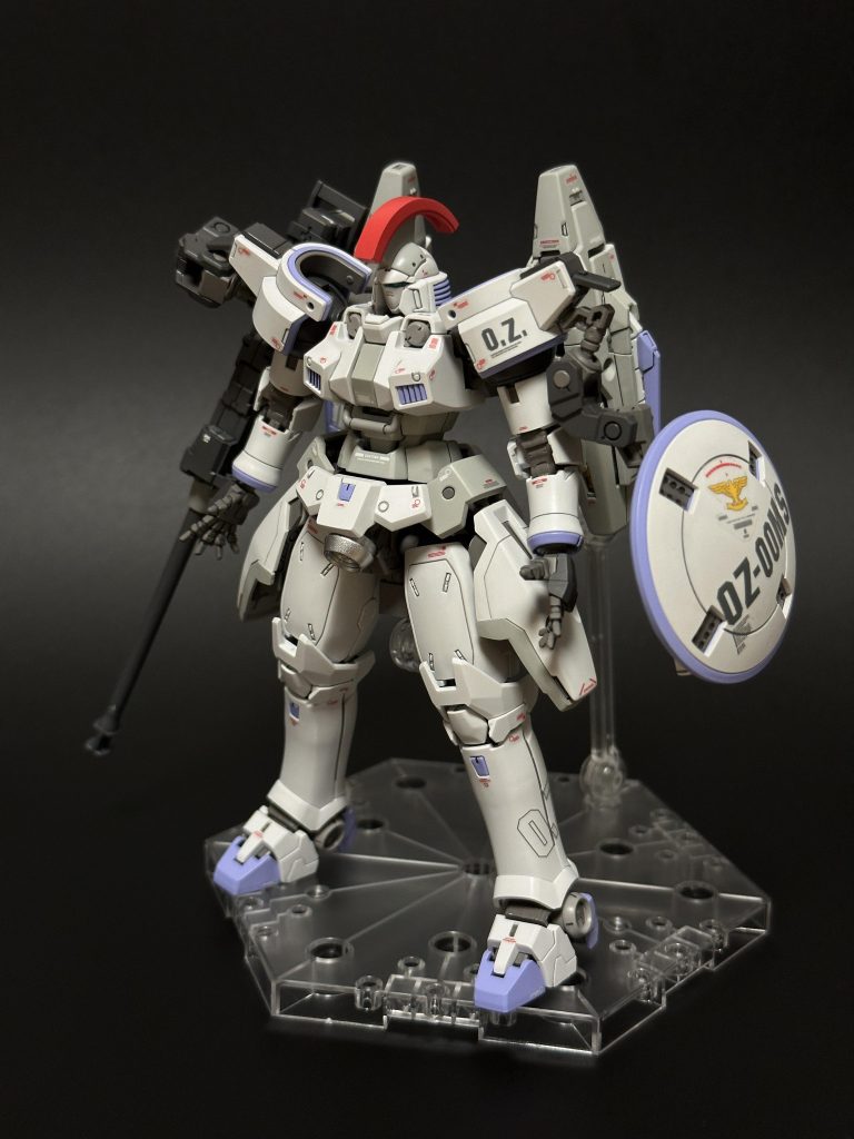 デカールは主にHGUCユニコーン用を使用し、ちょっと昔のGFFみたいな仕上がりを目指しました。付属のリアリスティックデカールは盾の1枚のみ使用。英語/数字のマーキングはスジボリ堂のものを1文字ずつ組み合わせて使っています。