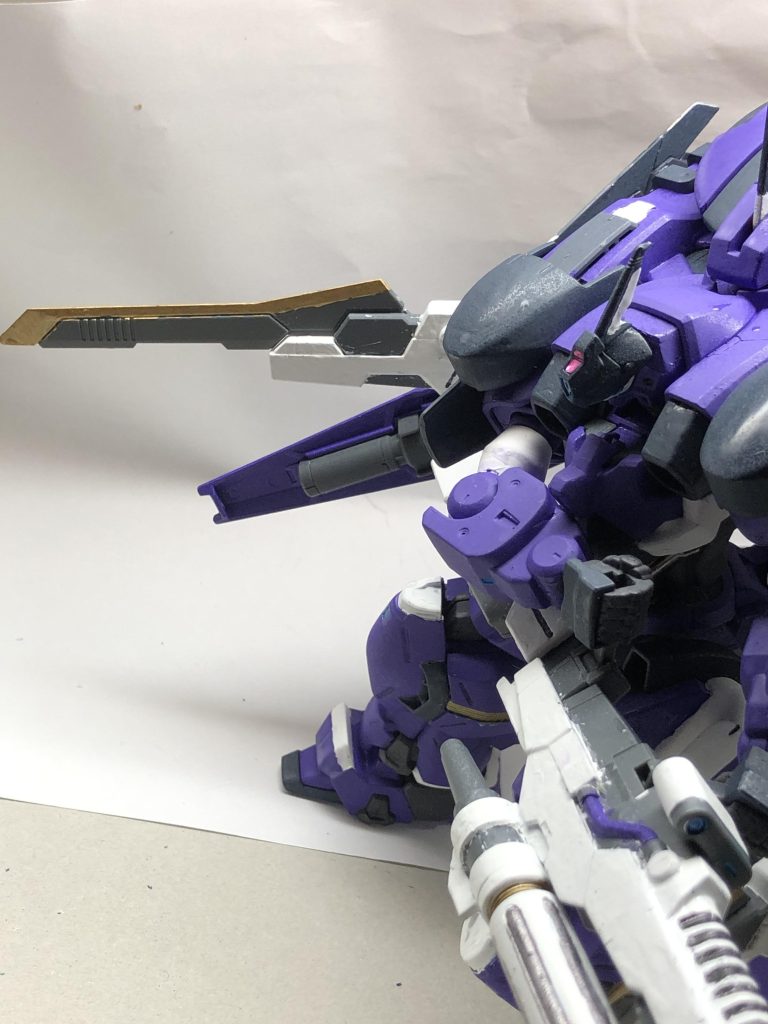 腰後ろのユニットが動くので、ガンブレイドを前に向けることもできます。