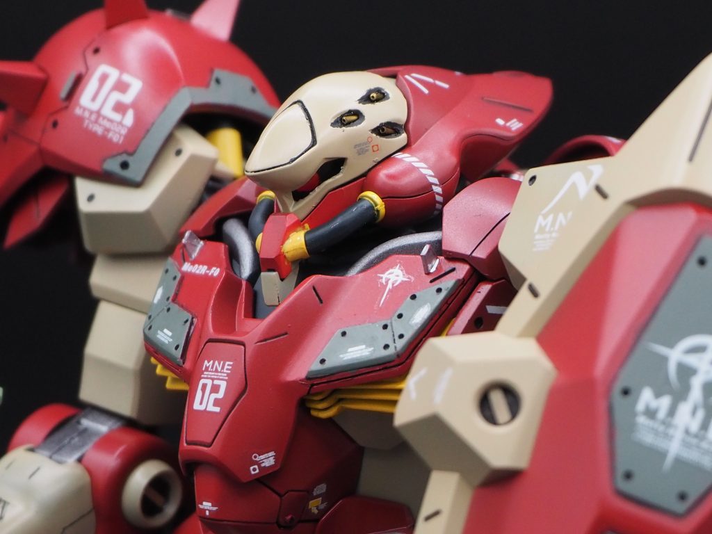 頭部バルカンに真鍮パイプを入れています。胸にはプラ板を追加して、装甲増しを行いました。