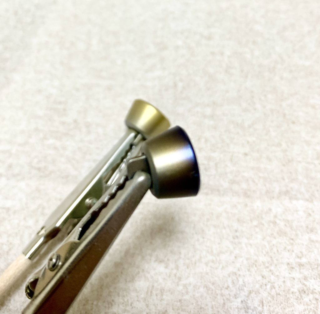 プレミアムミラークローム → ゴールド → プリズムブルーブラック の順に塗り重ねて噴射口を焼き色っぽく塗りました