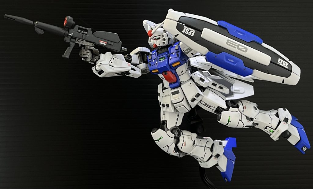 脚部や腰部にはRGゼフィランサスを使っています。腰部や足のHG部分は結構強引に付けてます。