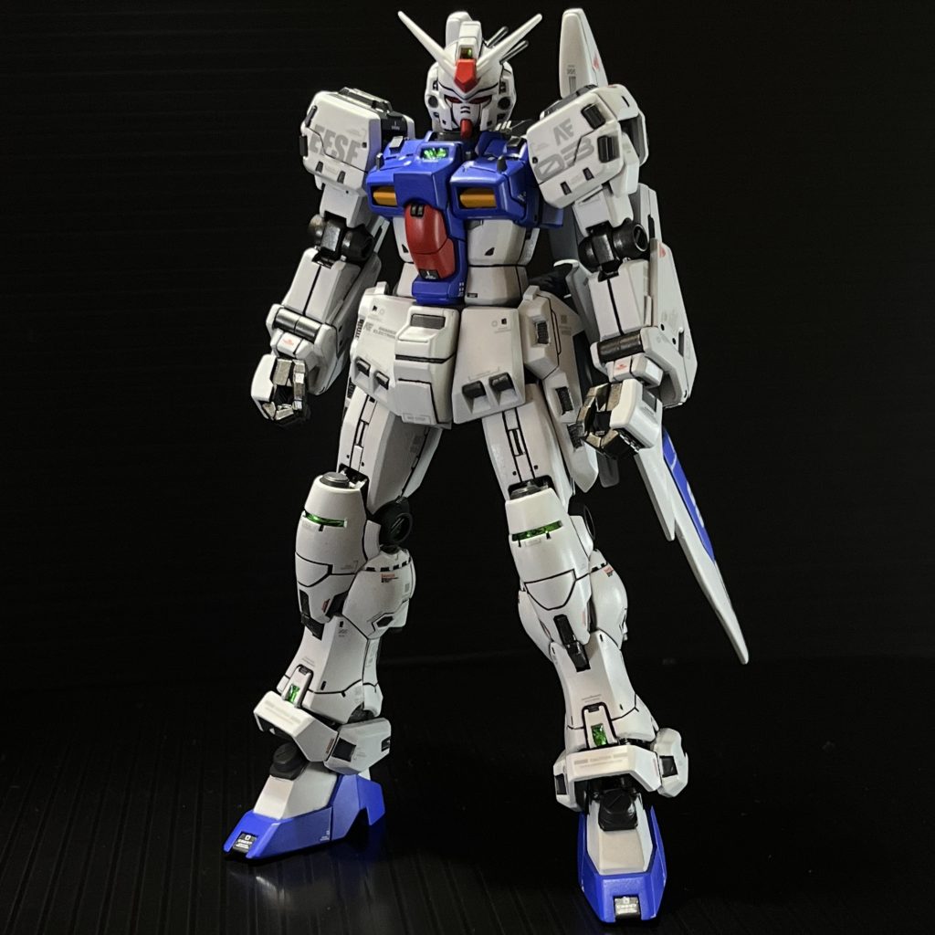 装甲のホワイトにはグレー→シルバー→ホワイト→半光沢の順に塗装しています。普通のホワイト塗装より重厚感が出たんじゃないかな?