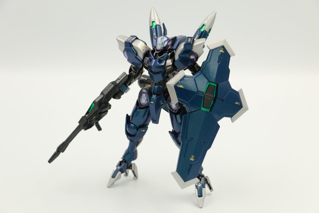 立ち姿です。同じグラスレー社製のため、接続部分は無改造で組み替える事が出来ました