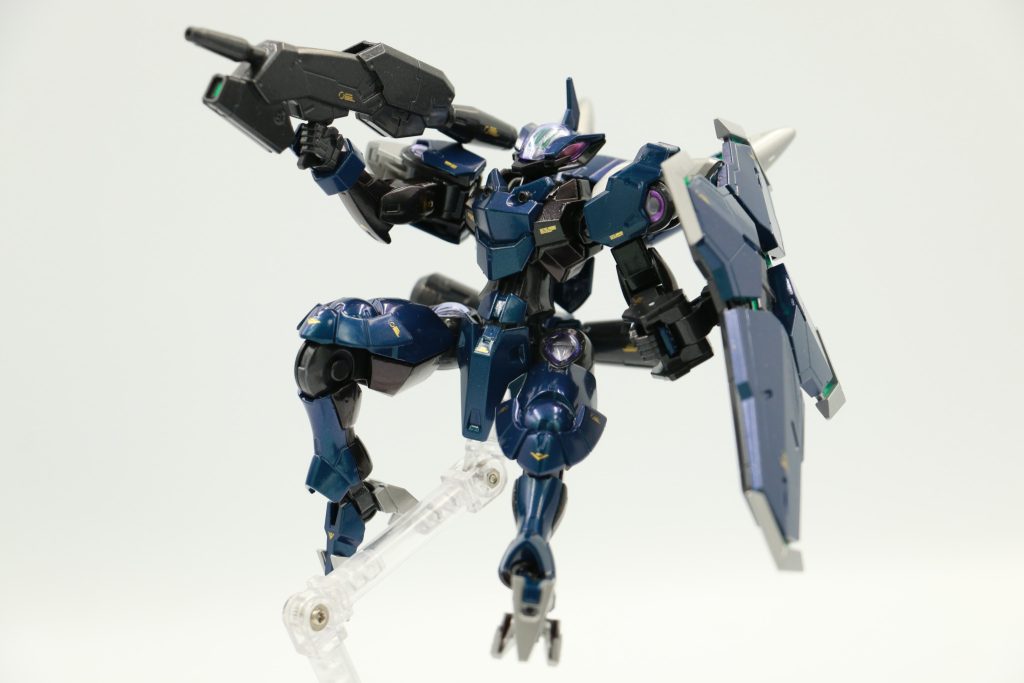 アクションです。普段はハインドリー・シュトルム用ライフルを装備していますが、必要に応じて他のグラスレー社製の武器も使います