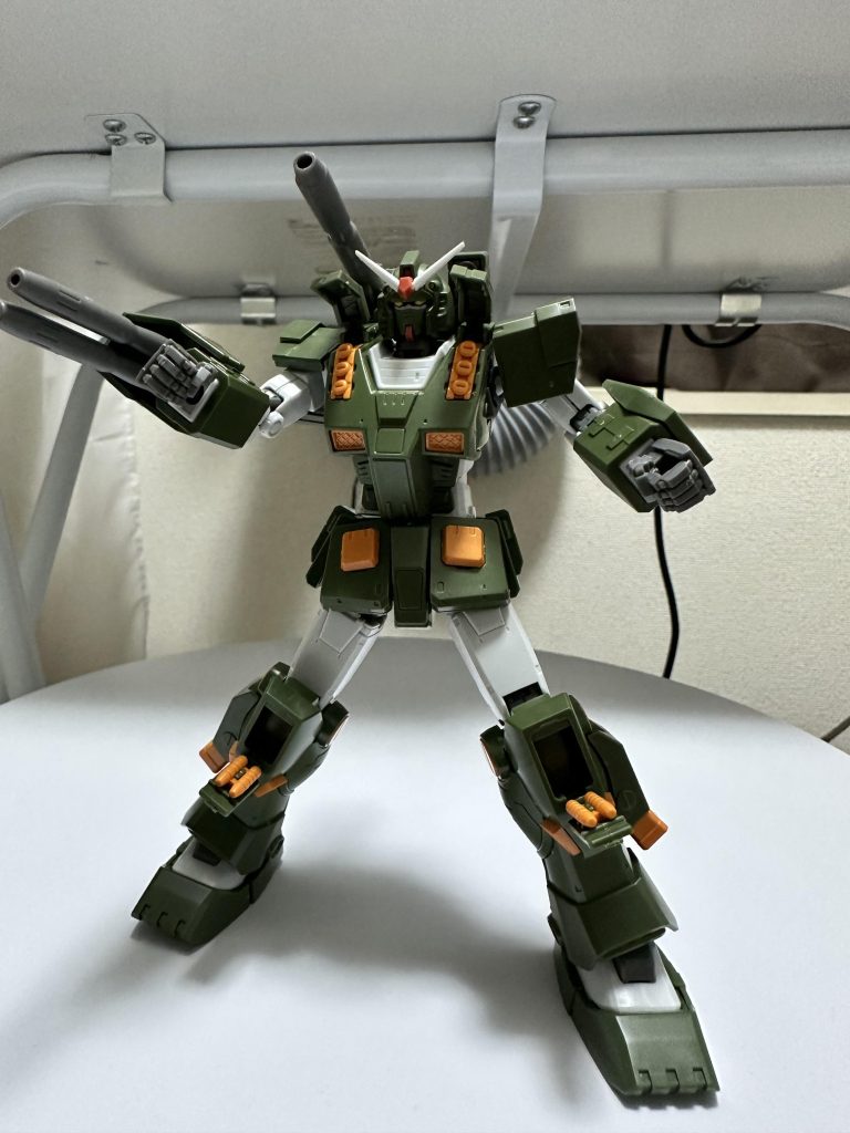 パチ組はこんな感じ。まんまでも十分出来はいいですが、合わせ目が肩キャノンと腕の2連ビーム砲？にできます。