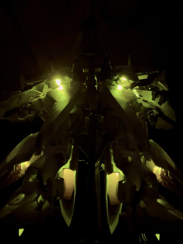 劇場版 閃光のハサウェイより、ペーネロペーがハサウェイの前に降り立つシーンの再現。暗い夜空、全体像が薄暗く見えつつ発光しながら降り立つペーネロペーが印象的でした。