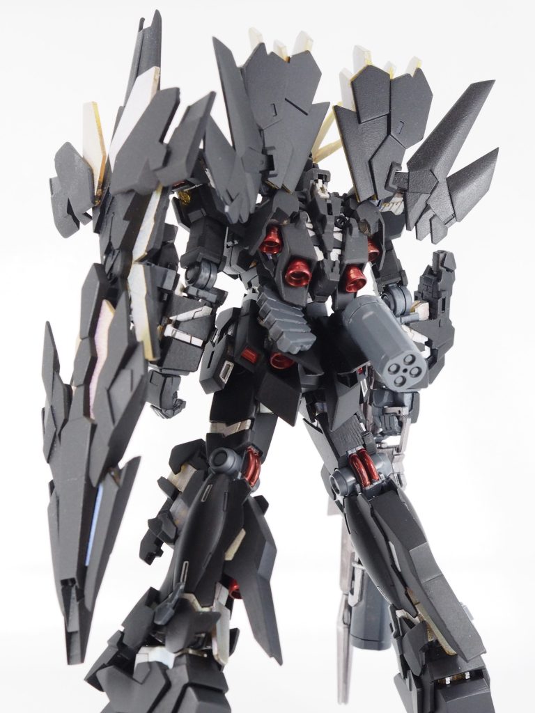 外装、サイコフレーム、バーニア類は塗装して、関節、一部武装のグレーパーツは未塗装です。