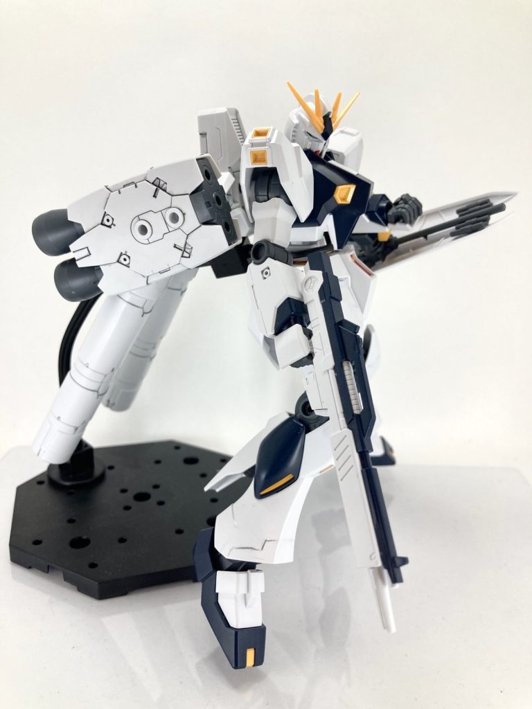 素組み+オプションパーツを装備した状態ですねー、浮かさないと体勢が維持できません💦