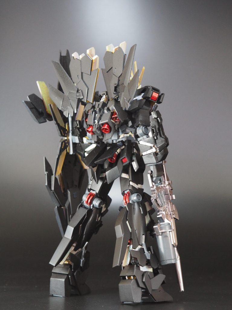 バーニア類をガンマカの赤メタリックで塗装しました。前姿と後ろ姿で雰囲気が変わってお気に入りです。