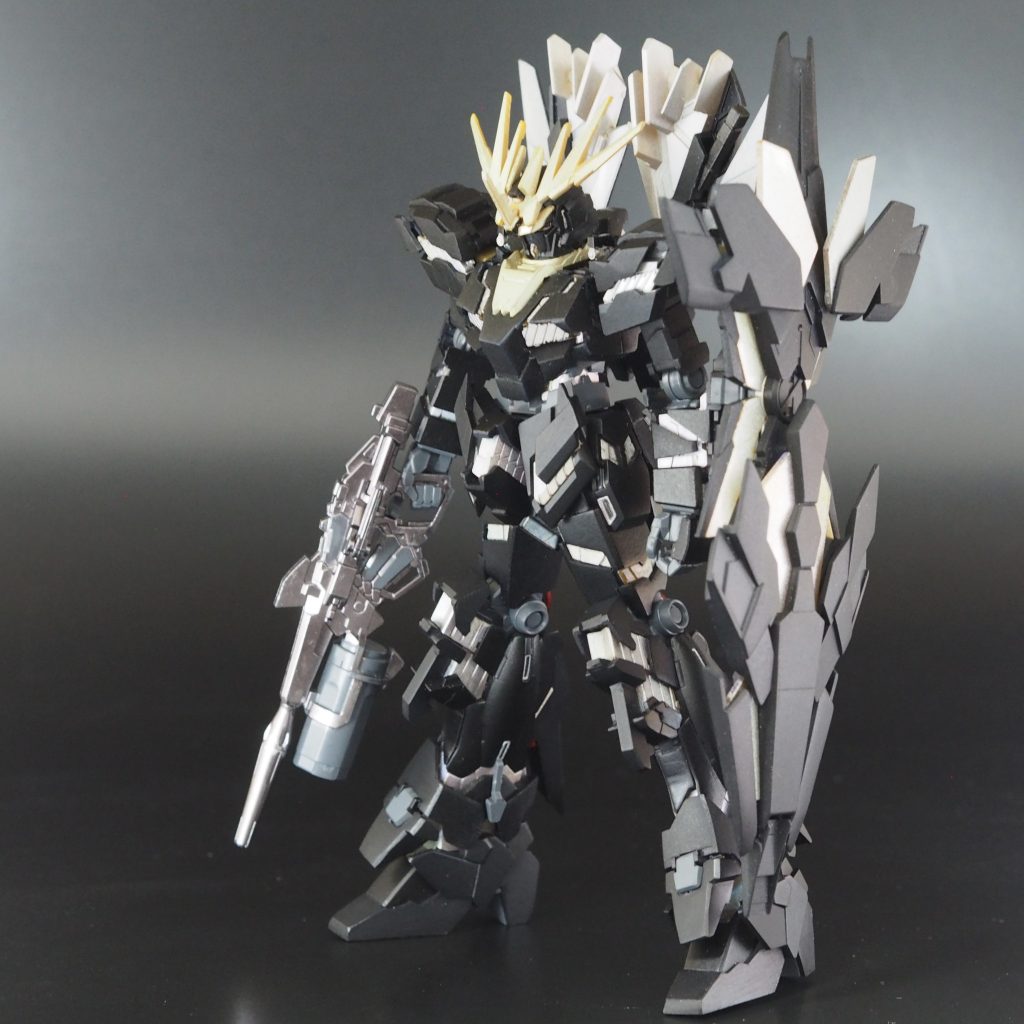 写真だとわかり難いのですが、CSバンシィ・ノルンと同じくサイコフレームを月光蝶ホロシルバーで塗装しています。外装はアクリルガッシュのランプブラックです。