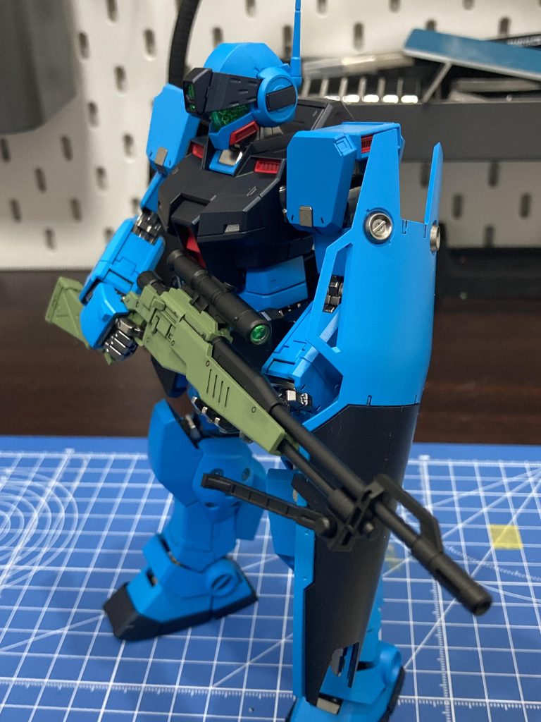 ガイアのニュートラルグレーⅠとクレオスのGXスージーブルーで調色したら成型色に近づき過ぎてしまったので濃い目にしました。紺色のパーツはプリズムブルーブラックにセミグロスクリアでつや消しに。