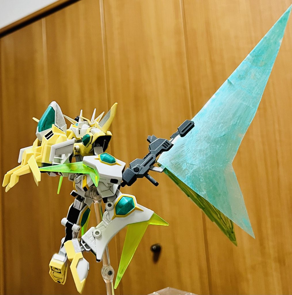 元々は透明な緑色の下敷きでビーム刃を作成しようとしましたが上手く切れず( ´•̥̥̥ω•̥̥̥`)彼はそのままゴミ箱に消えていきました(:3_ヽ)_