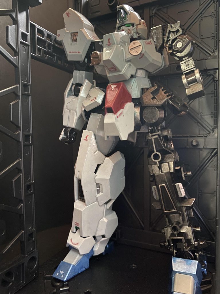 ガンドフォーマットを搭載した機体としては、最も最近まで実戦運用されていた機体であり、ほぼ無傷で回収されたルブリス ・ウルを母体として、ベネリット本社の技術試験部門とドミニコス隊所属のメカニックチームの手により仕上げられた。