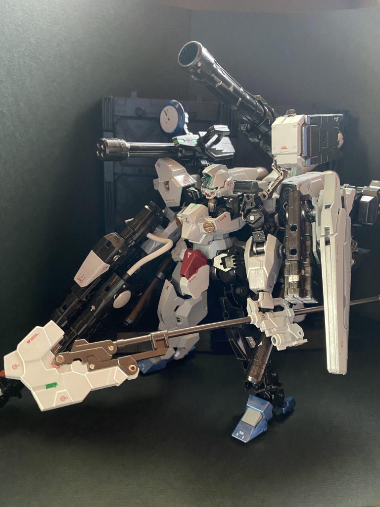 今回、武装は惜しみなく盛りました。ハルバードはシステムウェポンキット07、msgのミサイルポッドやロケットランチャー。セレクターライフルというキットには4種類の選択パーツが付属していたので、全て使わせてもらいました😆ライフルのパイプ部は断線したiPhoneのケーブルをカットして使用。なんとケーブルと差し込み穴の太さがシンデレラフィットです笑。ブースターユニットとプロペラントタンク、新発売のバックパック、ビームキャノン、ミサイルランチャーは30MM。