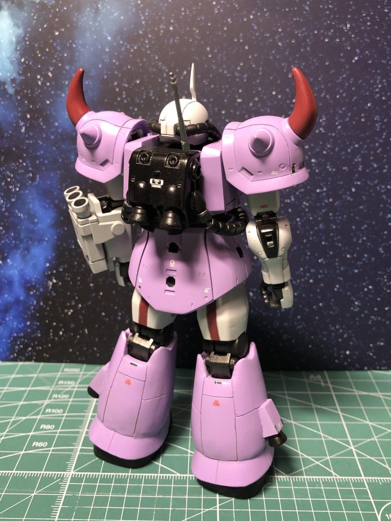 ザクⅡやグフに近いようで微妙に異なる部分が多く、特に胸部や脚部の削り出しにめちゃくちゃ時間がかかりました。(途中挫けてました^^;)