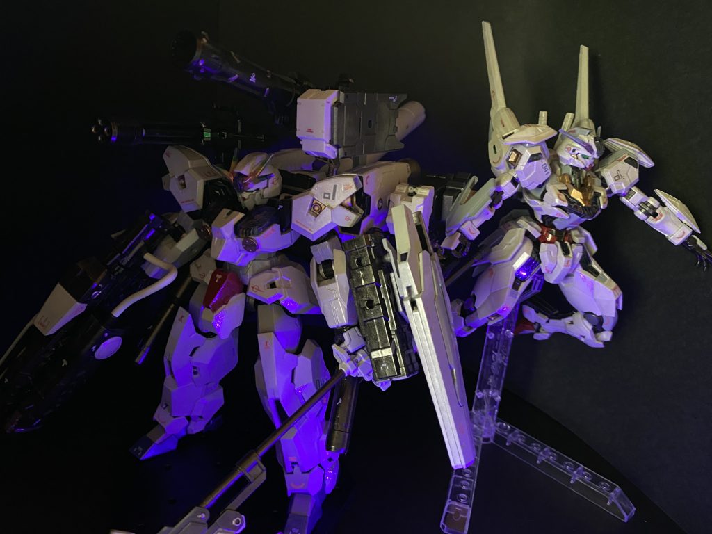 最終的にはサンボル版フルアーマーガンダムや、サイコザク、FAZZなんかも思わせるフォルムになりましたね。フルアーマー・重武装は正義❗️w創作ストーリーの中では最終決戦の表裏を担う事になったという設定の二機。実は開発元も同じオックスアース社だったり、配色も同じにした為か、兄弟機と言われてみても違和感の無い組み合わせです。
