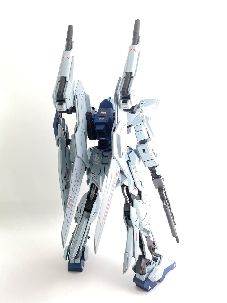 背面にはスラスターを2機搭載して、武装強化を補助しています！見えにくいですが、両太もも裏にもスラスターを追加！