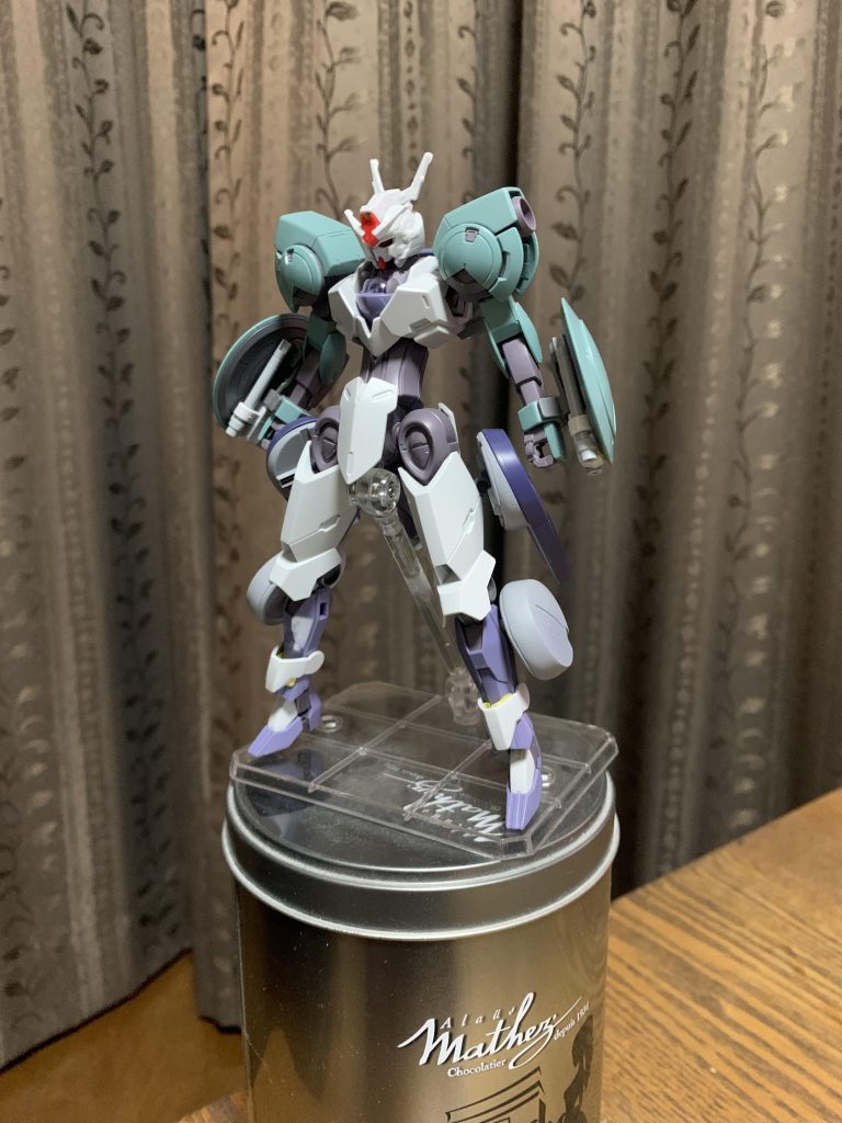 身体だけ先に作っちゃえの図両腕をハインドリーの物に置き換えシールド2つ持ち、シールド裏には4基のビームサーベルをマウント出来るように。ドーベンウルフの脚両側面のスラスター(？)を取り付け。膝の両側面にはコトブキヤさんの丸ノズルを接着＆waveさんのH-EYESをクリアレッドに塗装後はめ込んでます。背中側は、支援メカが合体出来るようにしてる程度。頭が到着する間、意外に似合って活躍してくれたのはムーンガンダム。