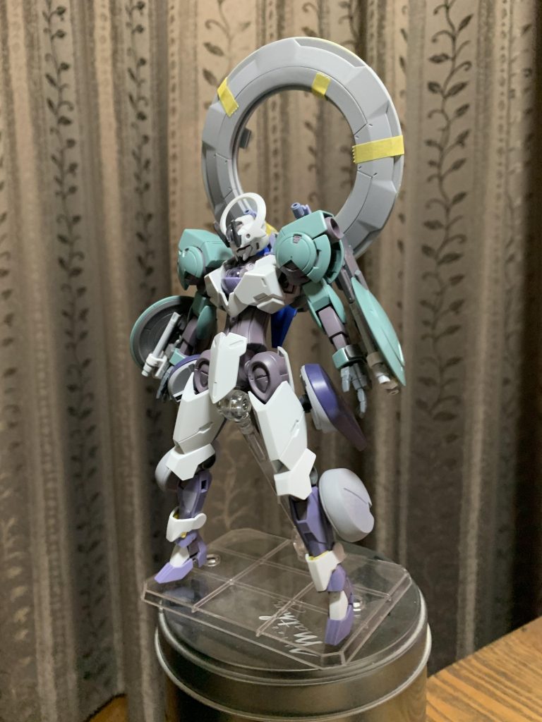 塗装前の図支援メカを取り付けて、ようやくシュバルゼッテが発売されたので、身体に頭がドッキングした所。顔も地味にいじってて、口元のドクロのようなスリットが好きじゃなかったのでパテで埋めました。