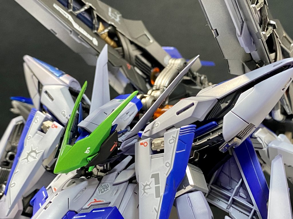 なんで雷神の方がスッキリした白になってますwそうそうこのゴーグル的な装備何色にしようか悩んだんですが最近作ったジャガーグリーンがとても綺麗だったので赤金と混ぜてぬりました♪ちょっと色気が足りなかったんで蛍光イエローでハイライト