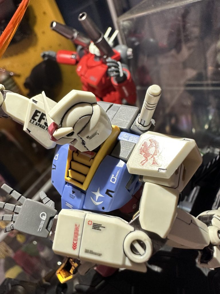 ヘッド部分の成型跡を消そうとヤスリがけていたら筋が薄くなってしまた。