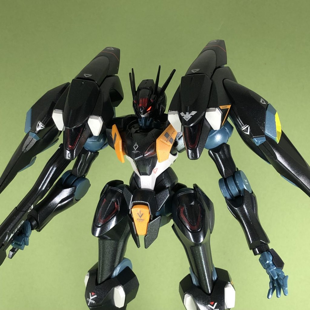 普通に撮るとこんな感じ。水性ホビーとアクリジョンで塗って公式デカール、ホワイトパール、光沢クリアーです。クリアパーツにホワイトパールを吹くかどうかは悩んだのですが、ものは試しということでやってみました。エアリアルパーメット6は持ってないので、ラメ入りクリアパーツの現物は見たことないのですが、多分、全然違う感じなんだろうなあという感触。最後までご覧いただきありがとうございました。