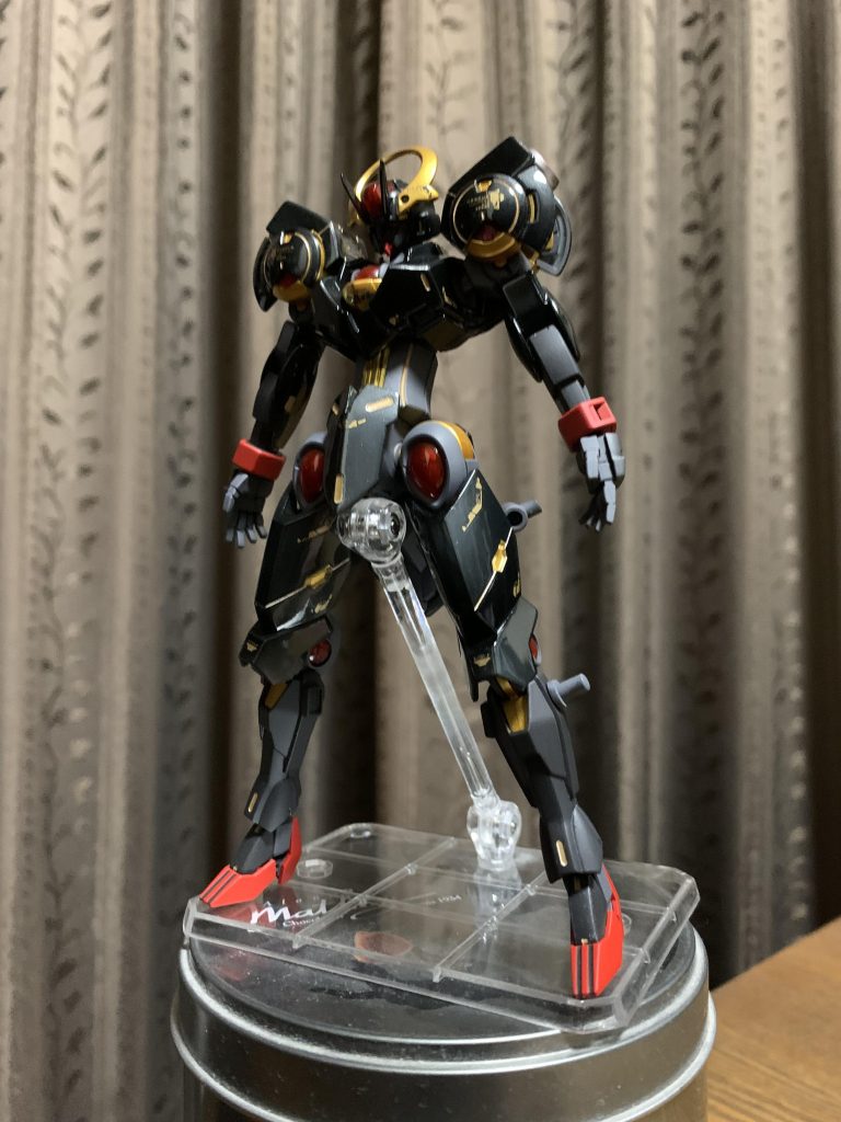 塗装完了の図ちなみに黒色はキャンディ塗装しています。　当初はマットキャンディにしようと思ったのですが、あまりにもキャンディ塗装が綺麗に仕上がり過ぎて(自己満足)、悩みに悩んでキャンディのままにしました。なんだか塗ってたら、サイコガンダムやバッシュ・ザ・ブラックナイト(FSS)、ダースモール(SW)みたいな雰囲気になったので、今 行われているコンテスト“悪役機”に急遽エントリーです。悪役のつもりは、まったく無いですけどね。最後までご覧くださり、ありがとうございました。