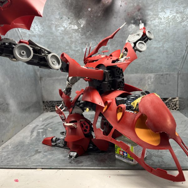 1/144HG ナイチンゲール・フルハッチオープンモデル製作中。８月22日以来の報告。プロペラントタンクを除き全ての工作ができたので仮組みしました。腕がサイドアーマーと干渉するので肩下のフレーム部分を伸ばす予定。ハッチ類は仮組してもポロりするだけなのでつけていません。ファンネルコンテナバインダー裏もジャンクパーツでディテール追加しました。いよいよサフェに入ります…。（2枚目）