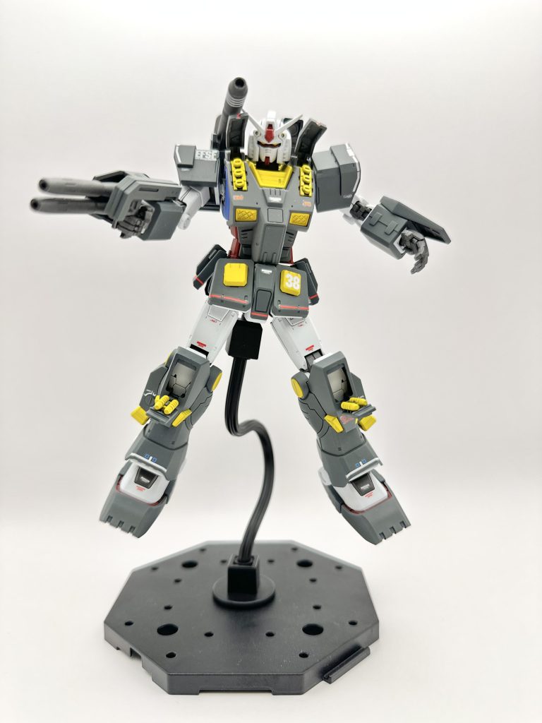 全弾発射…なんだが肩のキャノンが下のカバーに干渉しますので下げれない(￣▽￣;)