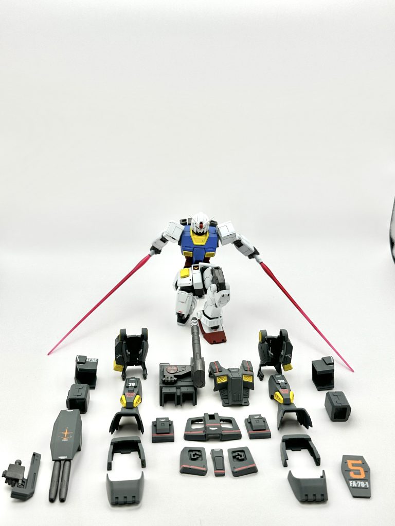 この手のガンプラ特有のパーツ並べ。ガンダム本体も可動域いいんだよ。