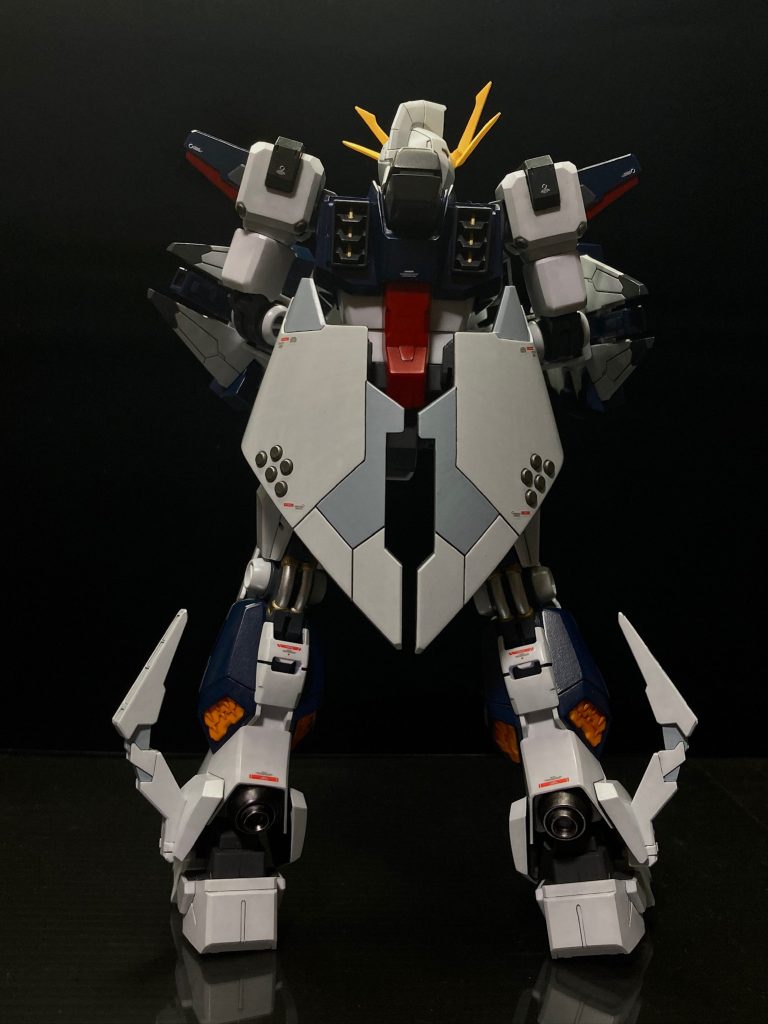 ペーネロペーの片鱗が見える巨大スカート。グレー部分を確保するため、一部スジボリを追加した上で塗り分けています。あと、丸モールド部にコトブキヤのディティールパーツ埋め込んでみました。