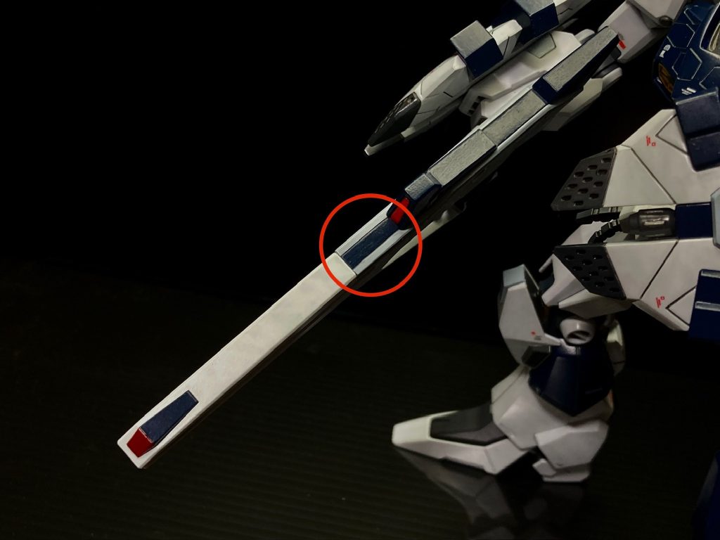 ビームライフルのこの部分が紺色になってますがここはセンサー部と同一パーツになっているわけでは無く、元からモールドが彫られているわけでもない。当然シールもついていない。取説写真しっかり見ないと見落としてしまう工作ポイント。気付いて良かったと思う気持ちと、いや普通に面倒くさいっすといった気持ちの半々で加工しました。