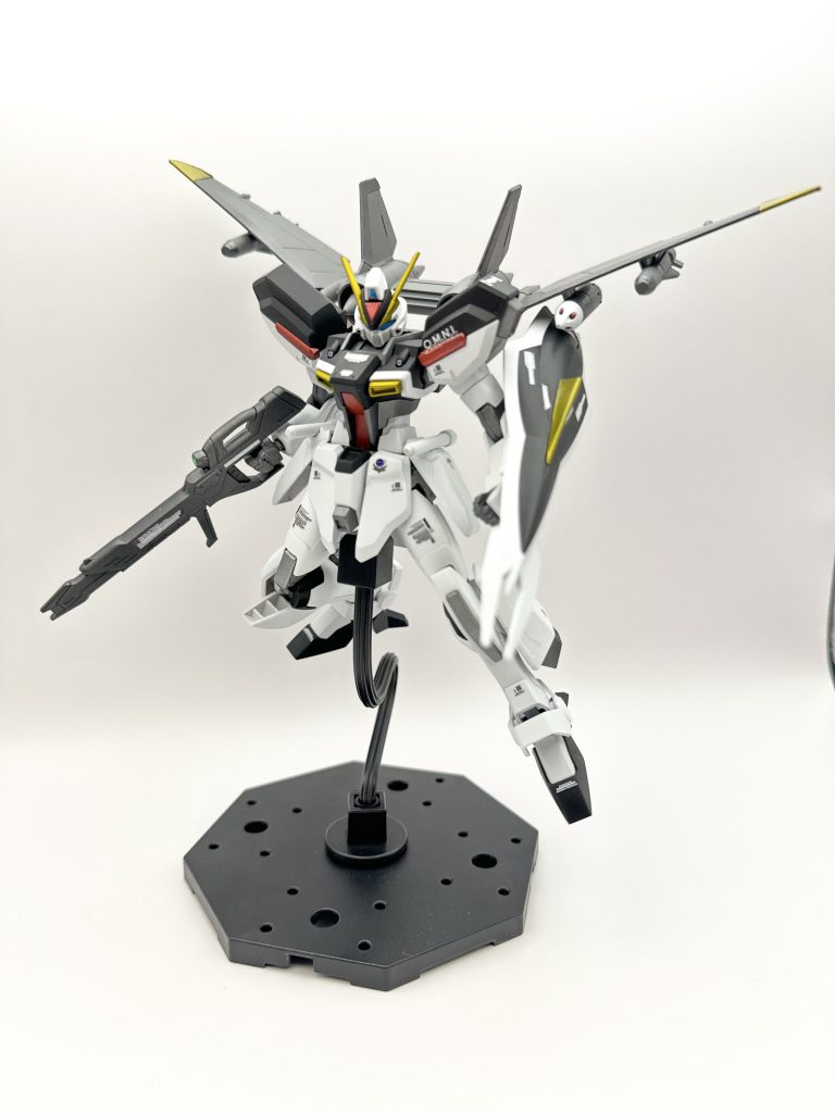 合わせ目は頭の横に出来るぐらいで、SEED系によくある腕のポロリも解消されてて中々良キットです(*^^*) ただし腰のビームサーベルの柄はめちゃくちゃ外れやすい！(´；ω；｀) 