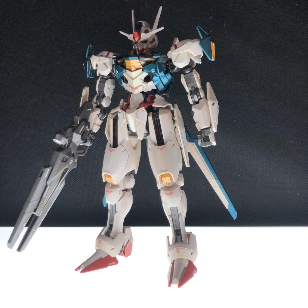 青と赤と黄はアクリジョンの金下地でアクリジョンクリアー各色。白がアクリジョン金下地に水性ホビーのグランプリホワイト…なのですが、イマイチピンと来ないのでさらに新色のステラパールホワイトを吹いてみました。偏光で面白い色合いが出るのですが、写真にするのは難しい…関節や武器は安定のアクリジョン焼鉄。水星の魔女公式デカール1貼って光沢クリアーで終了。