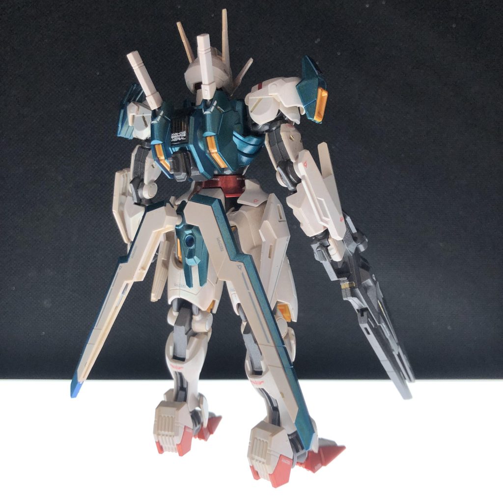 どうせシールド形態にはしないとか、後ろ姿は見ないだろうとか割り切って、今回は塗り分けを全サボり。部分的に筆塗りでエナメル塗料金色を足してます。最後までご覧いただきありがとうございました。