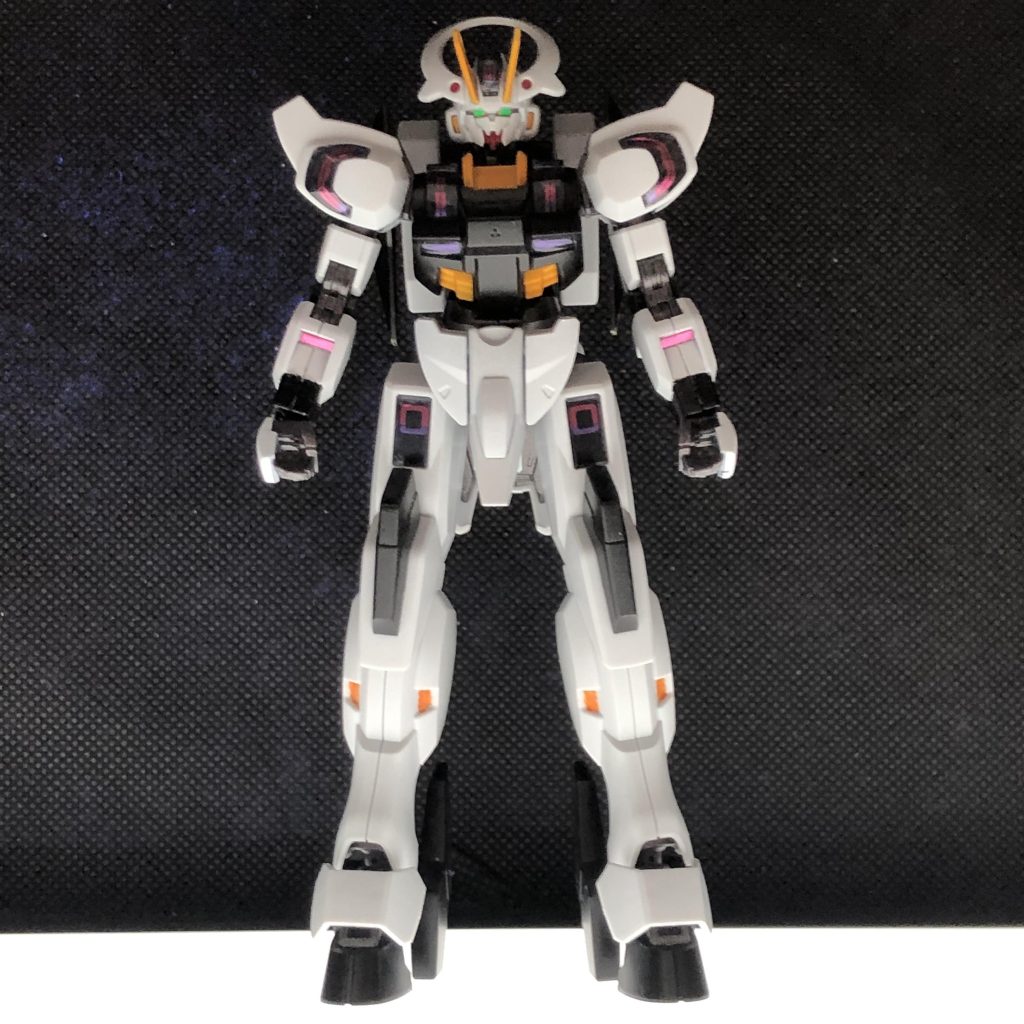 カラーリングはタイトルホルダーカラー。関節の焼鉄と眼がアクリジョンで他は水性ホビーカラー(グランプリホワイトと黒とオレンジイエロー)。股間の上部とか、赤入れたいところをグッと我慢。上半身と下半身のアンバランスがどうにもしっくりこなくて、サイドアーマーは腕に取り付けたり背中のバインダー(百式風)にするなど色々試行錯誤。後述するようにプロポーションをいじってます。