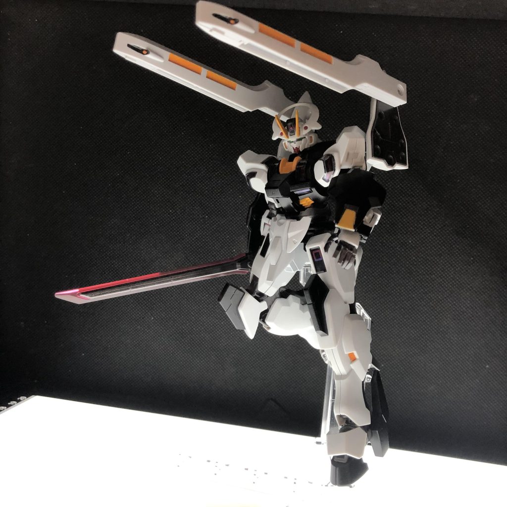 ビット飛ばしてるポーズを真似しようかと思ったのですが、スタンドが足りない…ということで、砲撃戦モードをでっち上げ。なお腕に3mm穴を開けたのでバインダーとか色々つけられます。