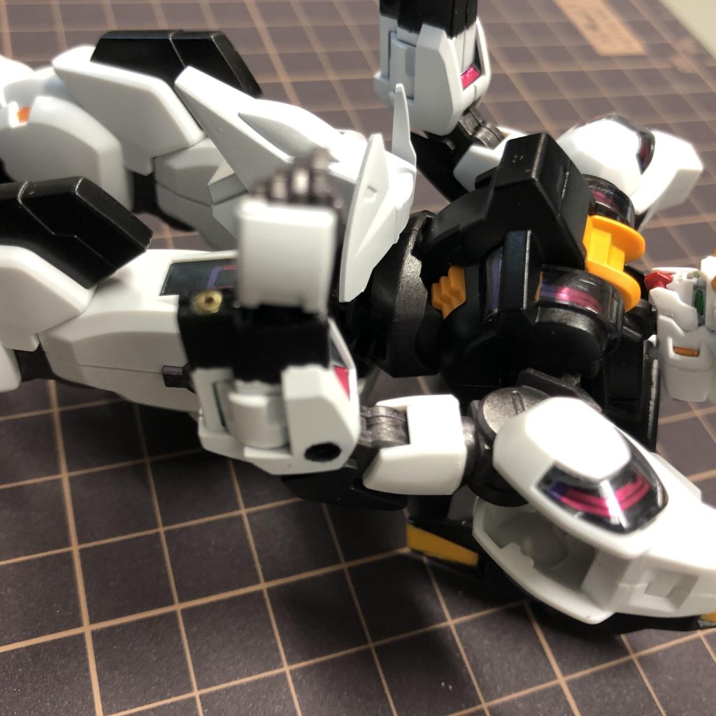 腹と腰を繋ぐボールジョイントのところにゴムチューブをはめて1mmくらい浮かせてます。あと、上腕パーツはわざと前後逆につけてこれも奥までハマらないようにして腕の長さ延長。前腕横には3mm穴。銃口は100均のビーズを接着してみました。デカール貼る前に薄くクリアー吹いておくかと思ったら、なんとなく半光沢っぽくなって、この質感捨てがたいなということで、結局貼らずにおしまいにしました。テカテカだとクリアーパーツが埋没するし、これくらいがちょうど良いと自分に言い聞かせています。最後までご覧いただきありがとうございました。それではまた。