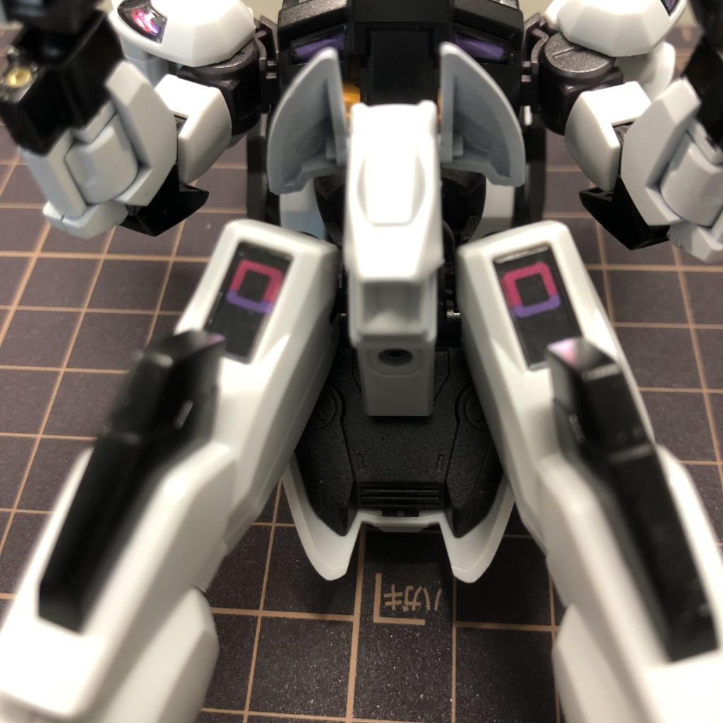 股間も同様ですね。基部パーツを削ったり軸を短縮したりして足がより中心に来るようにしました。