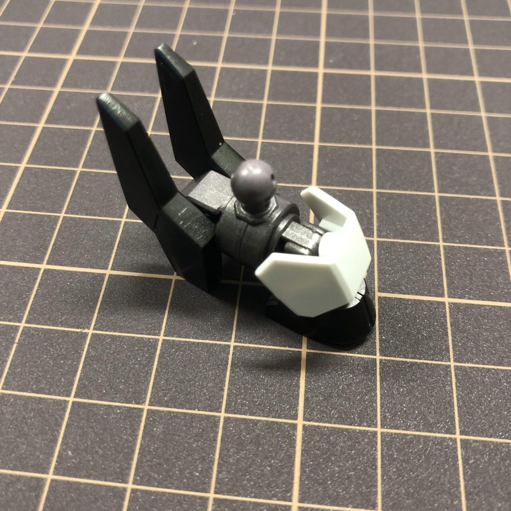 踵は基部パーツを削って、また踵の回転軸を短くして詰めれるだけ詰めました。基部パーツの後部を削って、足首につながるパーツが1mmくらい後ろまで行くようにして、足裏全体を1mm程度前に出してます。