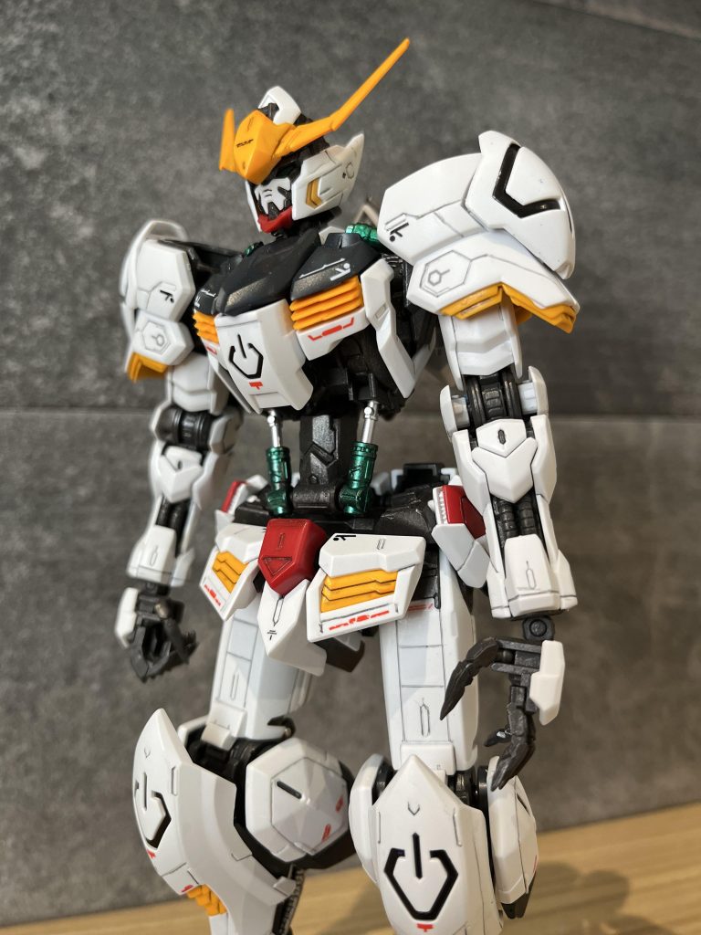 最新キットなんですごく精巧に出来てるんですが、足首の関節や肩アーマーのはめるとこがか素組みした後ばらすと、その部分がユルユルになってしまっていましたそのため2回もパーツ注文することに…エアブラシ購入したので次回はそちらにも挑戦したいと思っていますご覧頂きありがとうございましたm(_ _)m