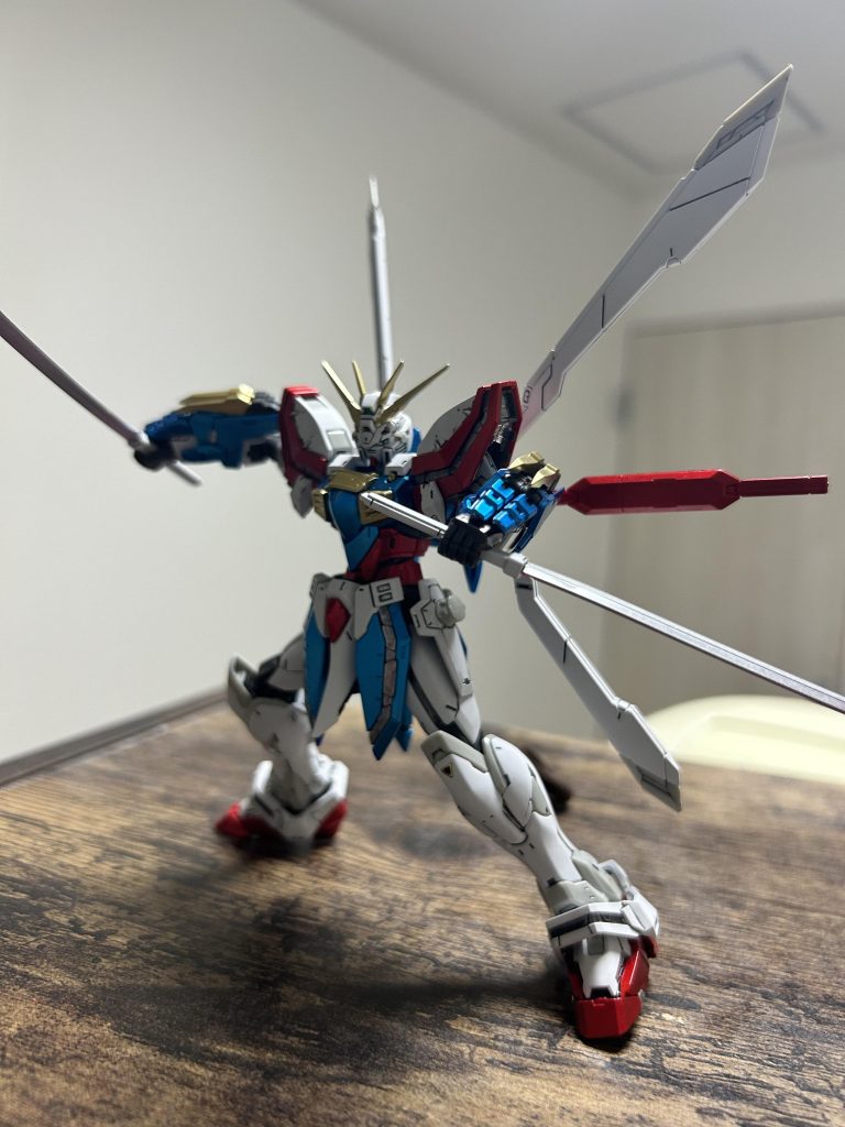 ちょっと引きで。ビームサーベルを日本刀を意識してメッキ塗装。光沢のトップコート吹いたらメッキ感なくなったけど、まぁ仕方ない。