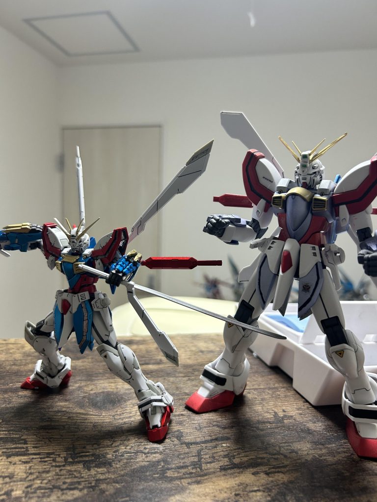 以前作ったMGゴッドと。かなり古いキッドなので圧倒的にRGはかっこいい。ただ、ちっさい！！