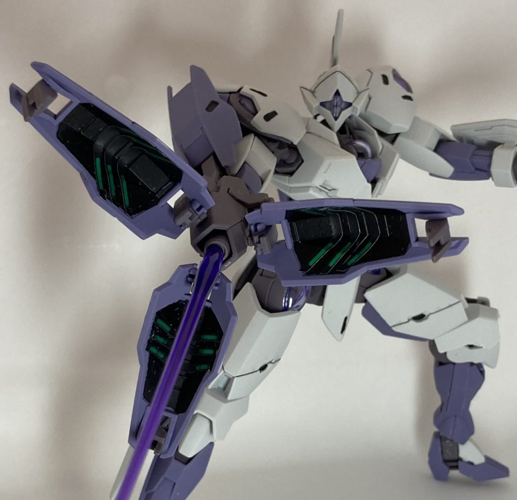 ダリルバルデからサーベル刃を拝借してきました。(色的にこっちの方が似合うかなと思いまして…)ビームブレイサー内側等の部分塗装はガンダムマーカーで塗り塗りしました。地味にメインカメラ内部もメッキシルバーで塗ってます。少しは発光してる感が出たかな？夏季休暇のいい暇つぶしになりました(*^^*)